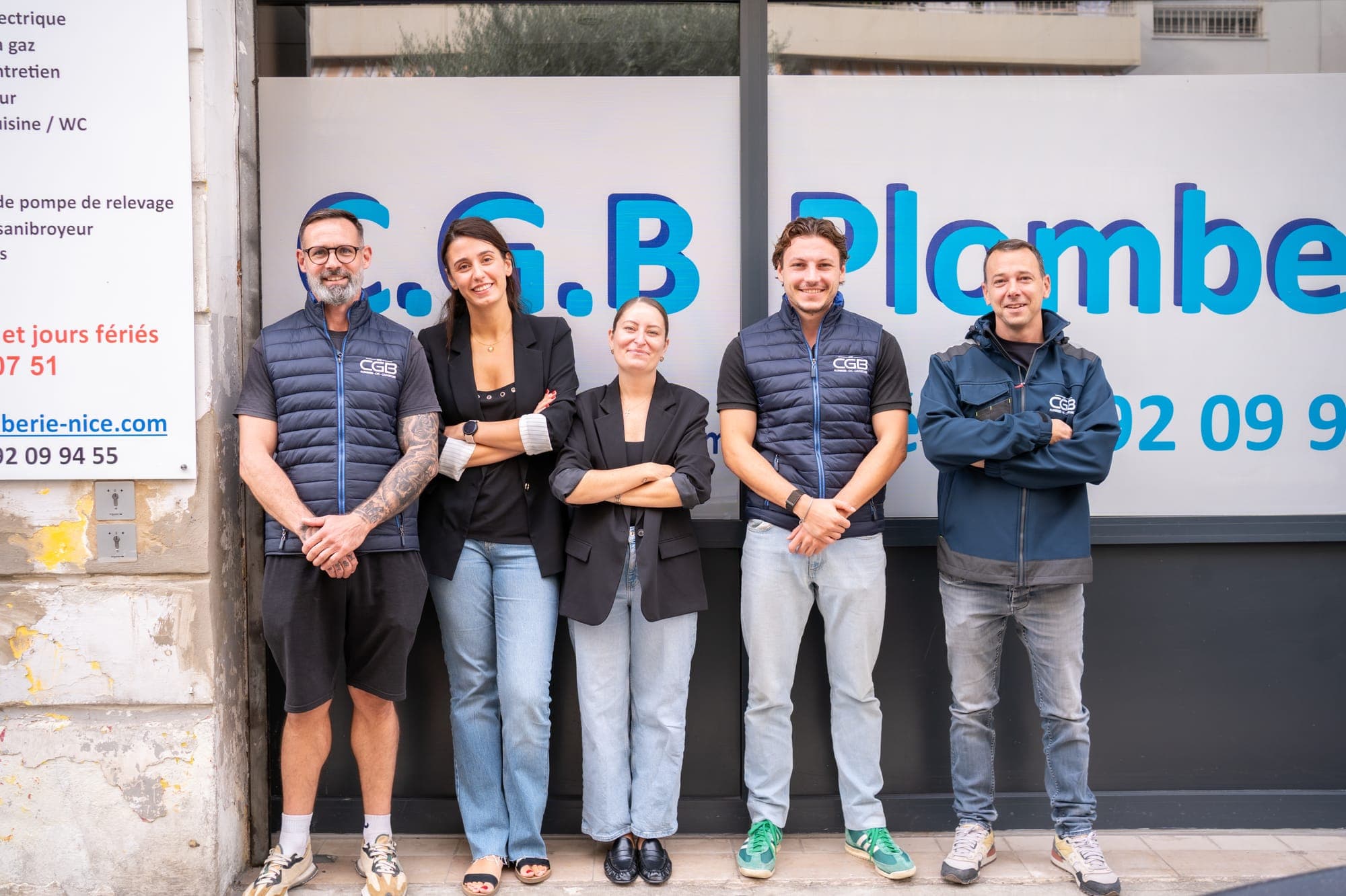 L'équipe de C.G.B Plomberie devant sa boutique, 5 rue Oscar II à Nice