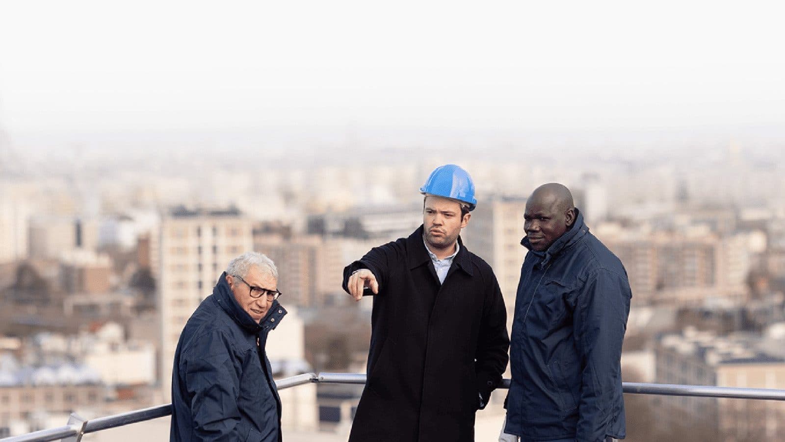L'équipe de C.G.B Plomberie sur un chantier en hauteur, surplombant la ville